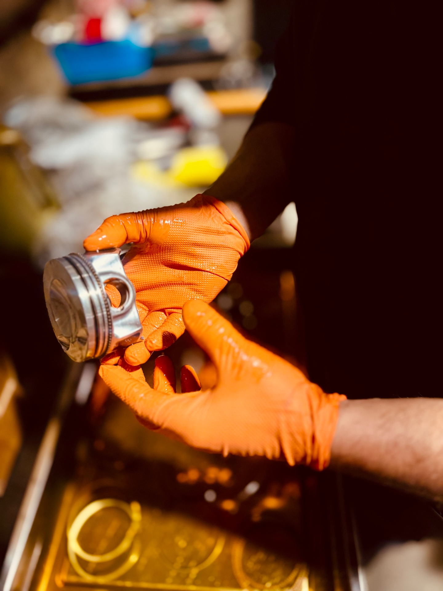Réparation moteur — détail piston dans l'atelier IK Motor